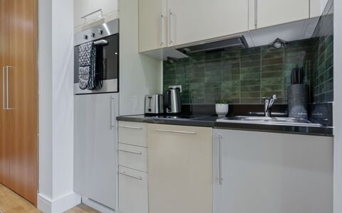 Indescon Studio: Küchengerät, Major Appliance, Flooring, Interior Design, Küche, Countertop, Holz, Fussboden, Möbel, Cabinetry
