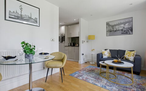 Indescon Studio: Interior Design, Flooring, Wohnung, Fussboden, Möbel, Zimmer, Decke, Wohnzimmer, Couch, Bilderrahmen