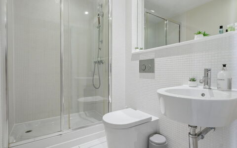 Indescon Studio: Badezimmer, Armatur, Interior Design, Flooring, Fussboden, Sinken, Bad Sink, Toilette, Zapfhahn, Installation