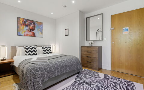 Indescon Studio: Bett, Möbel, Interior Design, Schlafzimmer, Bedding, Bettdecke, Flooring, Fussboden, Holz, Linens