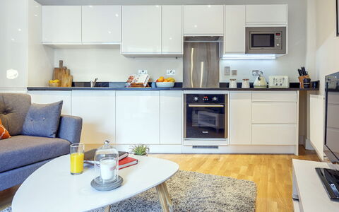 Indescon Court Apt: Möbel, Eigentum, Cabinetry, Countertop, Tabelle, Couch, Küchengerät, Herd, Interior Design, Flooring