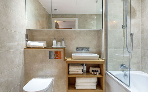 Indescon Court Apt: Spiegel, Sinken, Armatur, Zapfhahn, Eigentum, Gebäude, Badewanne, Bad Sink, Badezimmer