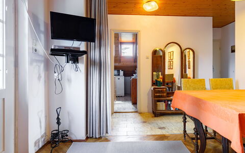 Schilf: Gebäude, Eigentum, Möbel, Interior Design, Holz, Haus, Fenster, Fussboden, Tür, Wand