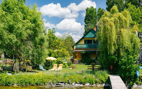 Schilf: Pflanze, Wolke, Himmel, Gebäude, Wasser, Grün, Natürliche Landschaft, Baum, Haus, Vegetation