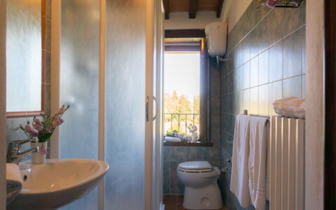 Villa Lugnano: Gebäude, Eigentum, Armatur, Sinken, Pflanze, Lila, Badezimmer, Spiegel, Interior Design, Holz