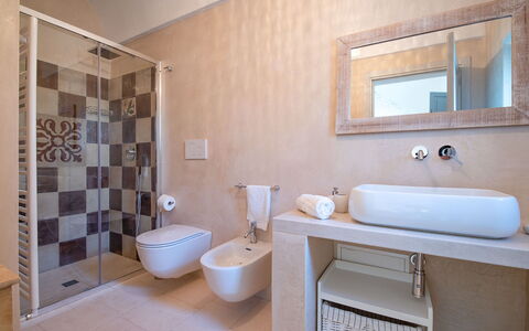 Masseria Tufo Bianco: Braun, Spiegel, Armatur, Zapfhahn, Eigentum, Bad Sink, Gebäude, Sinken, Lila, Badezimmer