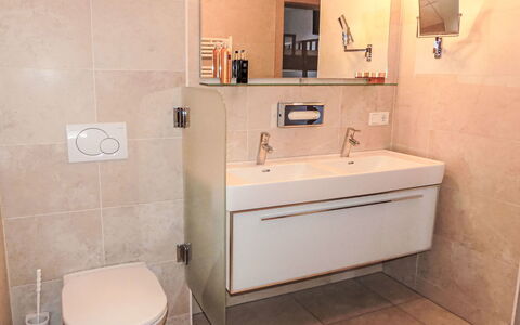 Kaprun 160: Badezimmer, Armatur, Flooring, Bad Sink, Interior Design, Fussboden, Sinken, Zapfhahn, Spiegel, Installation