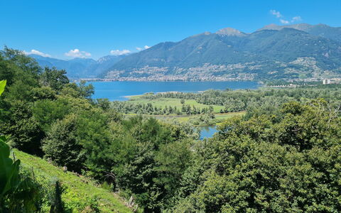 Casa Cavriana: Himmel, Wasser, Berg, Pflanze, Grün, Azurblau, Natürliche Landschaft, Baum, Wolke, See