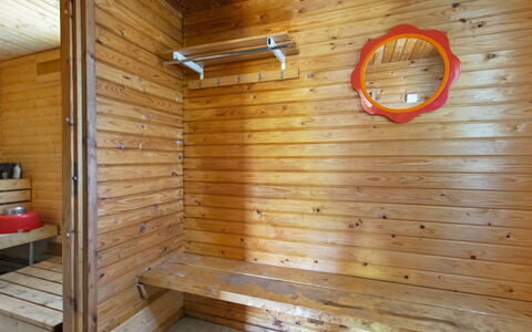 Sinisorsa: Bett, Möbel, Schlafzimmer, Interior Design, Bedding, Bettdecke, Flooring, Holz, Fussboden, Zimmer