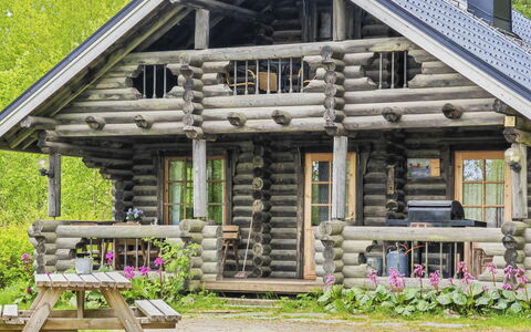 Heinäsorsa: Bett, Möbel, Schlafzimmer, Interior Design, Bedding, Bettdecke, Flooring, Holz, Fussboden, Zimmer