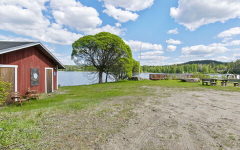 Heinäsorsa: Bett, Möbel, Schlafzimmer, Interior Design, Bedding, Bettdecke, Flooring, Holz, Fussboden, Zimmer