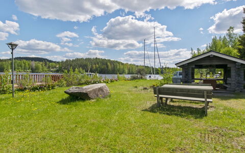 Heinäsorsa: Bett, Möbel, Schlafzimmer, Interior Design, Bedding, Bettdecke, Flooring, Holz, Fussboden, Zimmer