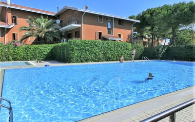 Lignano Sabbiadoro 170: Wasser, Himmel, Eigentum, Gebäude, Pflanze, Schwimmbad, Fenster, Azurblau, Stuhl, Haus