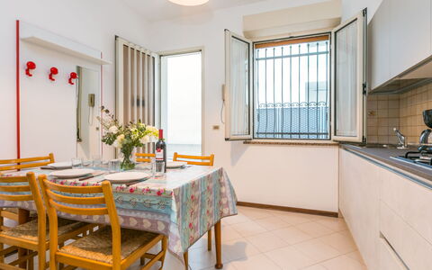 Lignano Sabbiadoro 655: Tabelle, Eigentum, Gebäude, Himmel, Fenster, Holz, Interior Design, Wolke, Beleuchtung, Gartenmöbel