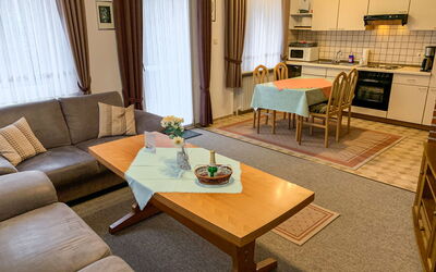 Fischer 720.1: Tabelle, Couch, Möbel, Stuhl, Komfort, Zimmerpflanze, Wohnzimmer, Interior Design, Vorhang, Pflanze