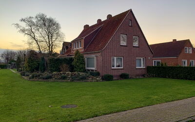 Norden 720: Pflanze, Himmel, Eigentum, Gebäude, Fenster, Baum, Haus, Gras, Grundstueck, Die Architektur