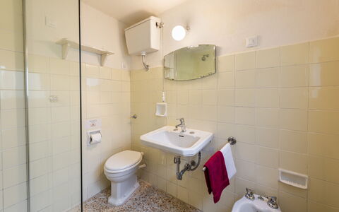 Villa Vigliano: Spiegel, Sinken, Armatur, Zapfhahn, Eigentum, Bad Sink, Toilleten Sitz, Gebäude, Lila, Badezimmer