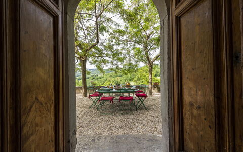 Villa Vigliano: Gebäude, Pflanze, Blatt, Holz, Schatten, Die Architektur, Baum, Tönungen Und Schatten, Landschaft, Gras