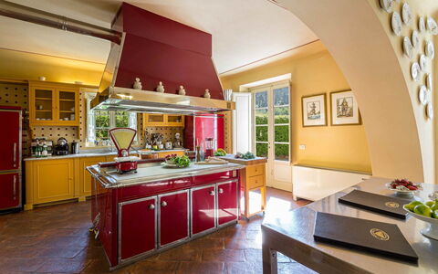 Villa Vaccoli: Cabinetry, Möbel, Pflanze, Countertop, Tabelle, Zimmerpflanze, Gebäude, Küche, Interior Design, Holz