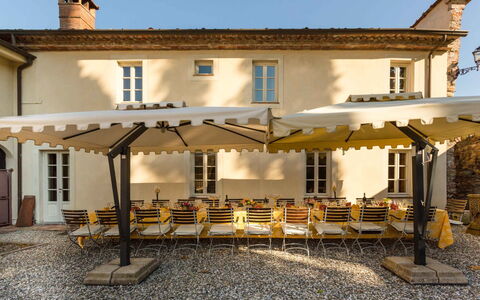 Villa Vaccoli: Himmel, Eigentum, Fenster, Pflanze, Gebäude, Schatten, Haus, Hütte, Wohngebiet, Grundeigentum