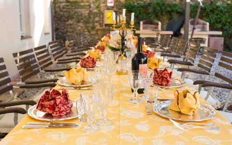 Villa Vaccoli: Essen, Tabelle, Geschirr, Möbel, Kelche, Teller, Tischdecke, Pflanze, Dishware, Drinkware