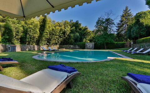 Villa Vaccoli: Wasser, Pflanze, Eigentum, Himmel, Schwimmbad, Azurblau, Schatten, Gartenmöbel, Baum, Gras
