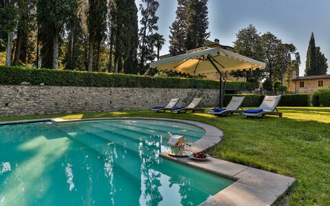 Villa Vaccoli: Wasser, Pflanze, Eigentum, Himmel, Regenschirm, Schwimmbad, Baum, Natur, Azurblau, Schatten