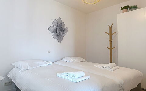 Miramar with Terrace: Wand, Interior Design, Fussboden, Bett, Holz, Schlafzimmer, Flooring, Bedding, Bettdecke, Decke