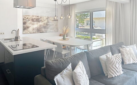 Miramar with Terrace: Möbel, Interior Design, Flooring, Wand, Fussboden, Decke, Stuhl, Tabelle, Light Fixture, Holz