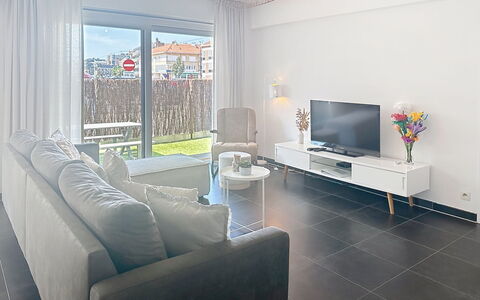Miramar with Terrace: Möbel, Interior Design, Flooring, Decke, Fussboden, Couch, Wohnung, Wohnzimmer, Zuhause, Beleuchtung