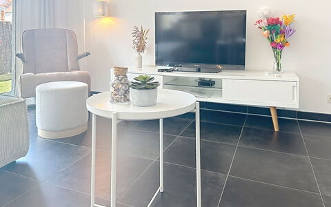 Miramar with Terrace: Möbel, Interior Design, Tabelle, Flooring, Fussboden, Beleuchtung, Zimmer, Zuhause, Wohnzimmer, Stuhl