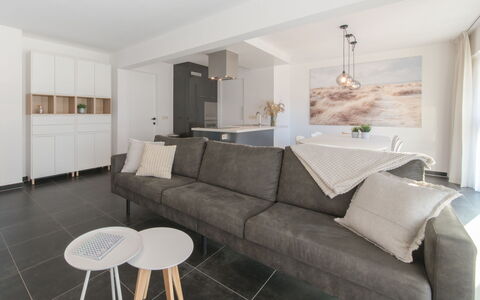 Miramar with Terrace: Couch, Bilderrahmen, Eigentum, Möbel, Tabelle, Holz, Interior Design, Rechteck, Fussboden, Flooring