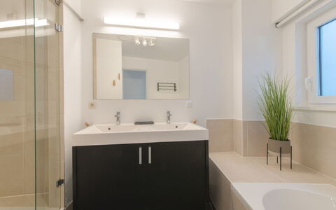 Miramar with Terrace: Spiegel, Zapfhahn, Armatur, Sinken, Gebäude, Bad Sink, Badezimmer, Badezimmerschrank, Fenster