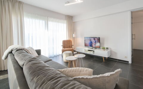 Miramar with Terrace: Eigentum, Gebäude, Möbel, Tabelle, Komfort, Couch, Interior Design, Vorhang, Holz, Fussboden