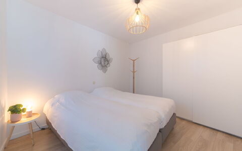 Miramar with Terrace: Komfort, Beleuchtung, Holz, Schatten, Gebäude, Interior Design, Haus, Lampe, Bett, Bettrahmen
