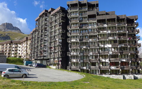 Tignes 200: Gebäude, Himmel, Rad, Fahrzeug, Auto, Wolke, Urban Design, Eigentumswohnung, Nachbarschaft