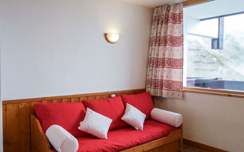 Tignes 200: Eigentum, Möbel, Fenster, Holz, Komfort, Interior Design, Farbe, Schatten, Fussboden