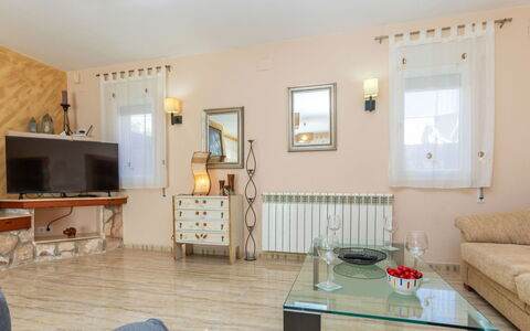 Villa Cantos: Möbel, Interior Design, Flooring, Fussboden, Couch, Zimmer, Decke, Holz, Beleuchtung, Wohnzimmer