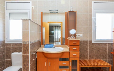 Villa Cantos: Bad Sink, Sinken, Armatur, Cabinetry, Wand, Flooring, Interior Design, Badezimmerschrank, Badezimmer, Fussboden