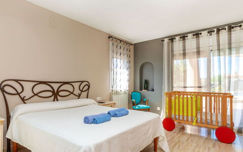 Villa Cantos: Interior Design, Möbel, Flooring, Fussboden, Schlafzimmer, Holz, Bett, Decke, Zimmer, Beleuchtung