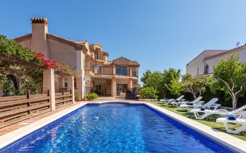 Villa Cantos: Wohngebiet, Schwimmbad, Estate, Zuhause, Villa, Villa, Resort, Freizeit, Hazienda, Landscaping