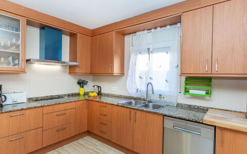 Villa Cantos: Küche, Countertop, Cabinetry, Küchengerät, Flooring, Major Appliance, Möbel, Interior Design, Holz, Fussboden