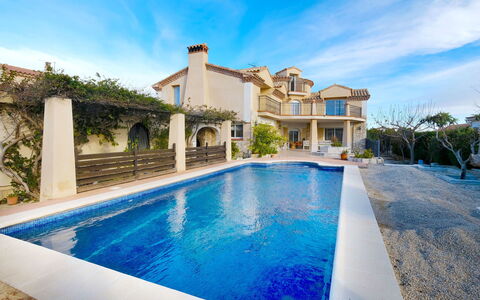 Villa Cantos: Wasser, Wolke, Himmel, Pflanze, Eigentum, Gebäude, Schwimmbad, Blau, Natur, Azurblau