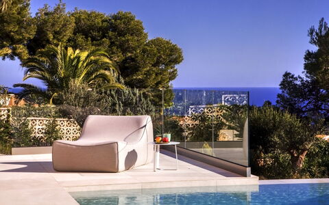 Villa Halcon al Mar: Wasser, Pflanze, Himmel, Blau, Gebäude, Azurblau, Baum, Schwimmbad, Schatten, Gartenmöbel