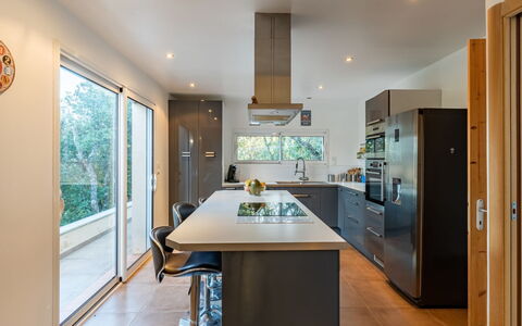 Villa Boccajo: Gebäude, Cabinetry, Countertop, Möbel, Holz, Haus, Tabelle, Interior Design, Halle, Küche