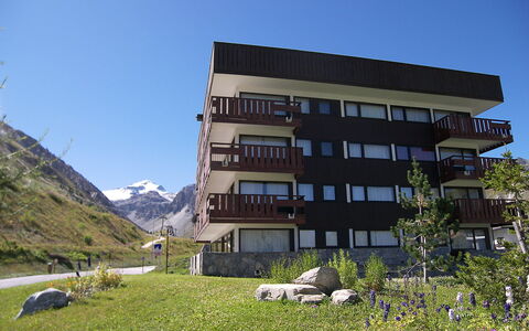 Tignes 220: Himmel, Gebäude, Pflanze, Fenster, Grundstueck, Gras, Urban Design, Berg, Landschaft, Eigentumswohnung