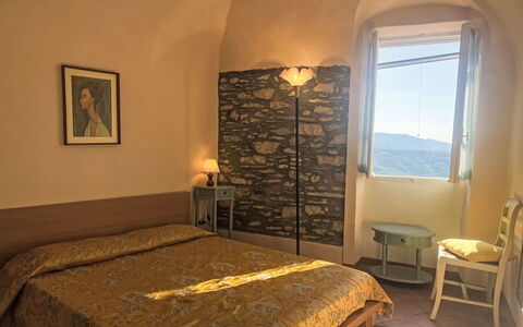 Valloria 609: Schlafzimmer, Bedding, Bettdecke, Bettrahmen, Bett, Linens, Lampe, Hotel
