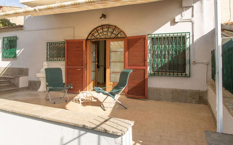 Kiwi e L'Uva - Tuscia: Möbel, Schatten, Fenster, Interior Design, Gartenmöbel, Gebäude, Stuhl, Freizeit, Wand, Wohngebiet