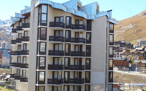 Tignes 230: Gebäude, Fenster, Himmel, Pflanze, Turm, Urban Design, Eigentumswohnung, Tower Block, Wohngebiet, Grundeigentum