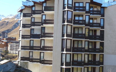 Tignes 230: Gebäude, Eigentum, Himmel, Fenster, Tower Block, Pflanze, Urban Design, Eigentumswohnung, Nachbarschaft, Wohngebiet